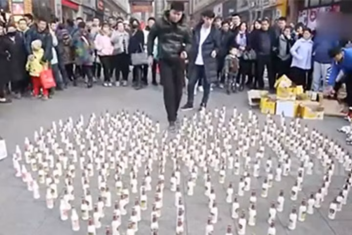 Xếp chai thành hình trái tim để cầu hôn