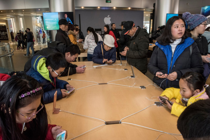 Hành trình của iPhone từ nhà máy đến tay người dùng