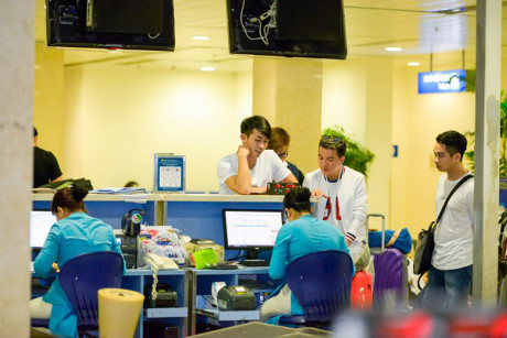 Mr Dam bat ngo to chuc sinh nhat cho Duong Trieu Vu ngay tai san bay Nha Trang - Anh 4