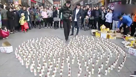 Xep chai thanh hinh trai tim de cau hon - Anh 1