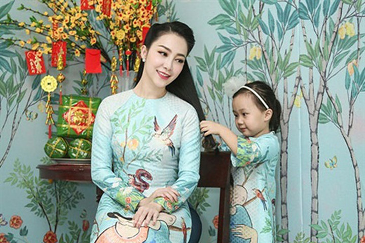Quá yêu với cảnh con gái Linh Nga chải tóc cho mẹ