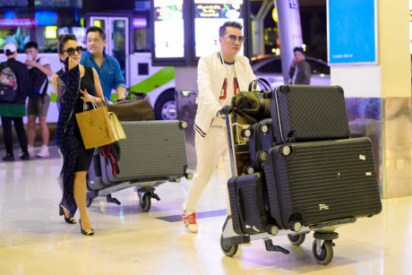 Mr Dam bat ngo to chuc sinh nhat cho Duong Trieu Vu ngay tai san bay Nha Trang - Anh 2