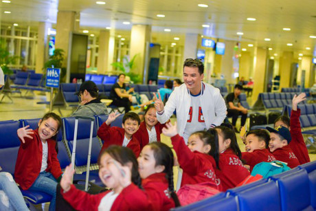 Mr Dam bat ngo to chuc sinh nhat cho Duong Trieu Vu ngay tai san bay Nha Trang - Anh 9