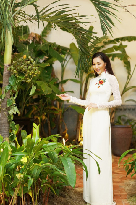 Hoa Khoi Ao Dai Dieu Ngoc dam tham trong tiec mung nam moi - Anh 2
