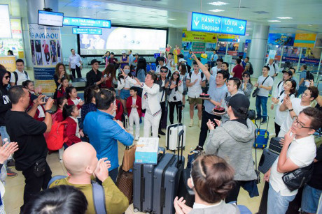 Mr Dam bat ngo to chuc sinh nhat cho Duong Trieu Vu ngay tai san bay Nha Trang - Anh 5