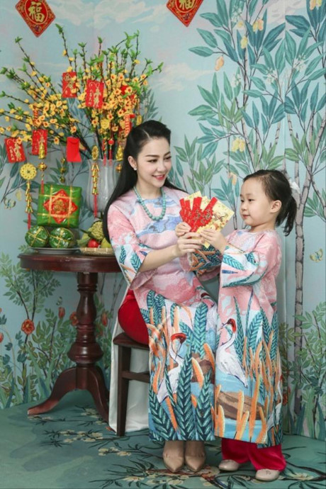 Yêu chết đi được với cảnh con gái Linh Nga chải tóc cho mẹ - Ảnh 2 Yeu chet di duoc voi canh con gai Linh Nga chai toc cho me - Anh 2