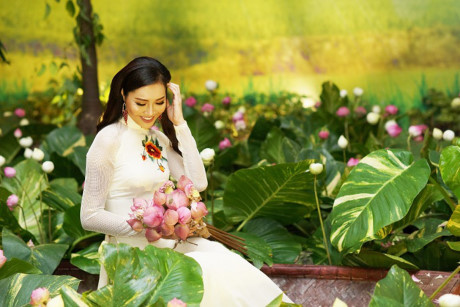 Hoa Khoi Ao Dai Dieu Ngoc dam tham trong tiec mung nam moi - Anh 4