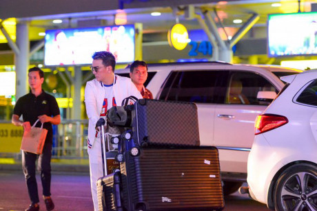 Mr Dam bat ngo to chuc sinh nhat cho Duong Trieu Vu ngay tai san bay Nha Trang - Anh 1