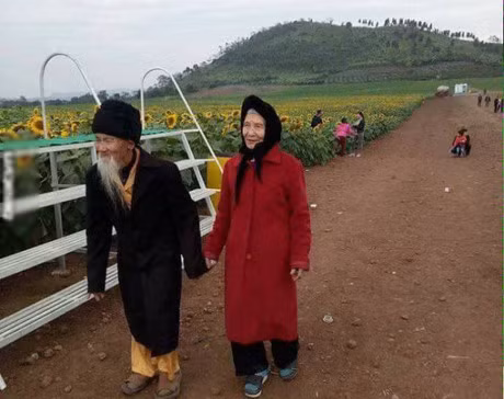 Nguong mo anh cu ong nam tay cu ba giua canh dong huong duong - Anh 1