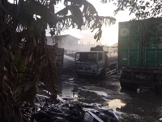 Nhiều phương tiện bị lửa thiêu rụi. Ảnh: SGGP