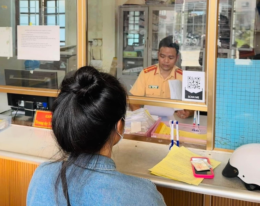 Thiếu nữ có hành vi vi phạm giao thông bị xử phạt. Thiếu nữ có hành vi vi phạm giao thông bị xử phạt.