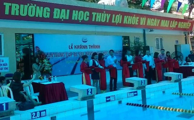 Đại diện lãnh đạo nhà trường cắt băng khánh thành bể bơi