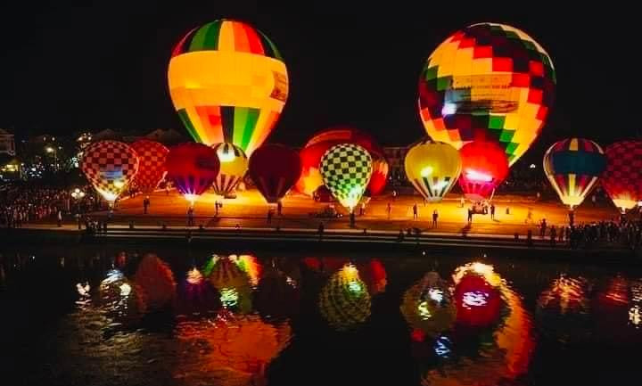 Biểu diễn bay kinh khí cầu là một trong những hoạt động thu hút sự quan tâm của du khách khi đến với Lễ hội sầu riêng lần thứ Nhất này.