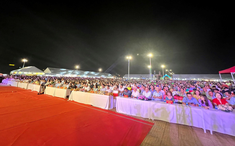 Đại biểu và du khách dự khai mạc Lễ hội sầu riêng tại Krông Pắc.