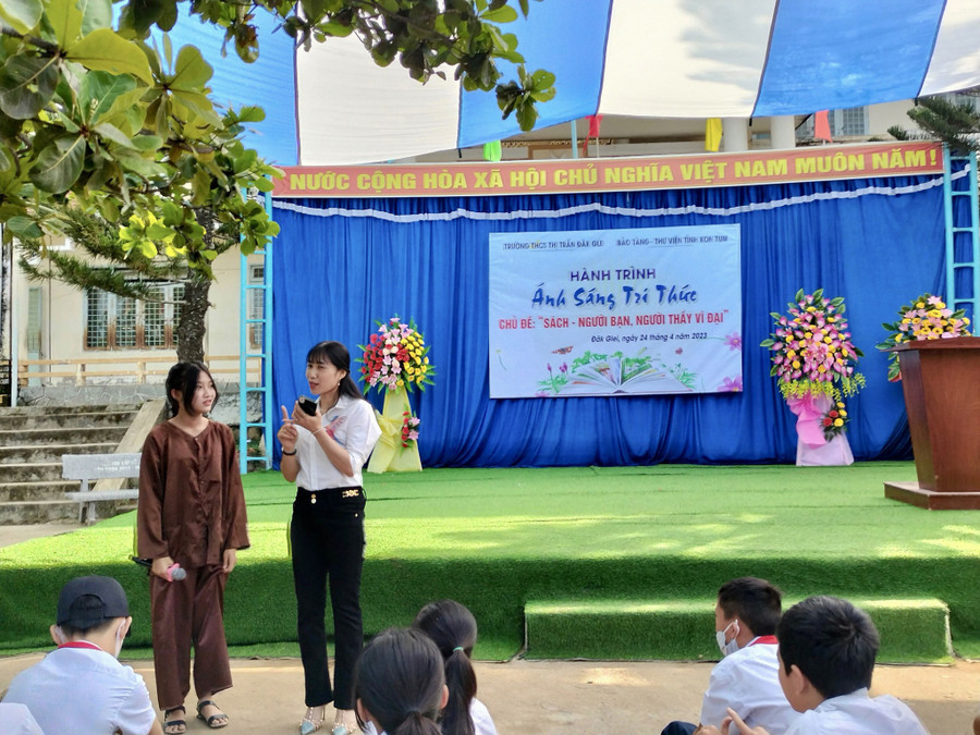 “Ánh sáng tri thức” về với các trường học trên địa bàn tỉnh Kon Tum. “Ánh sáng tri thức” về với các trường học trên địa bàn tỉnh Kon Tum.