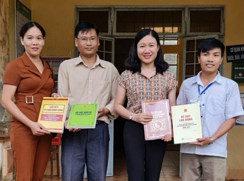 Thư viện tỉnh Kon Tum bàn giao sách đến các địa phương để người dân thuận lợi hơn trong việc tiếp cận, tìm hiểu những kiến thức liên quan đến pháp luật, phát triển kinh tế. Thư viện tỉnh Kon Tum bàn giao sách đến các địa phương để người dân thuận lợi hơn trong việc tiếp cận, tìm hiểu những kiến thức liên quan đến pháp luật, phát triển kinh tế.