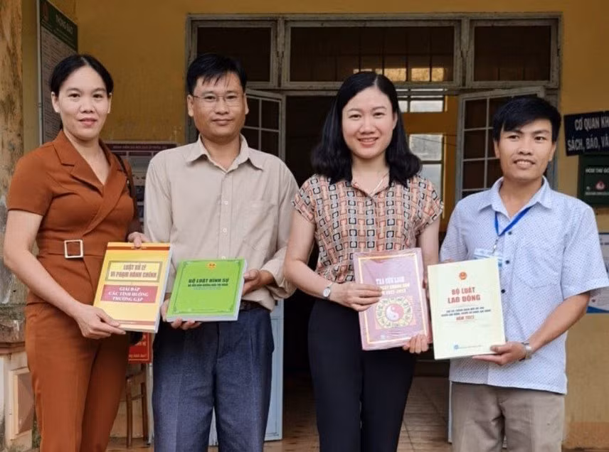 Thư viện tỉnh Kon Tum bàn giao sách đến các địa phương để người dân thuận lợi hơn trong việc tiếp cận, tìm hiểu những kiến thức liên quan đến pháp luật, phát triển kinh tế.