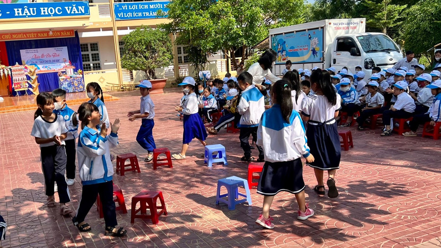 Học sinh ở các xã vùng sâu, vùng xa tham gia các trò chơi từ chuyến xe "Ánh sáng tri thức". Học sinh ở các xã vùng sâu, vùng xa tham gia các trò chơi từ chuyến xe "Ánh sáng tri thức".