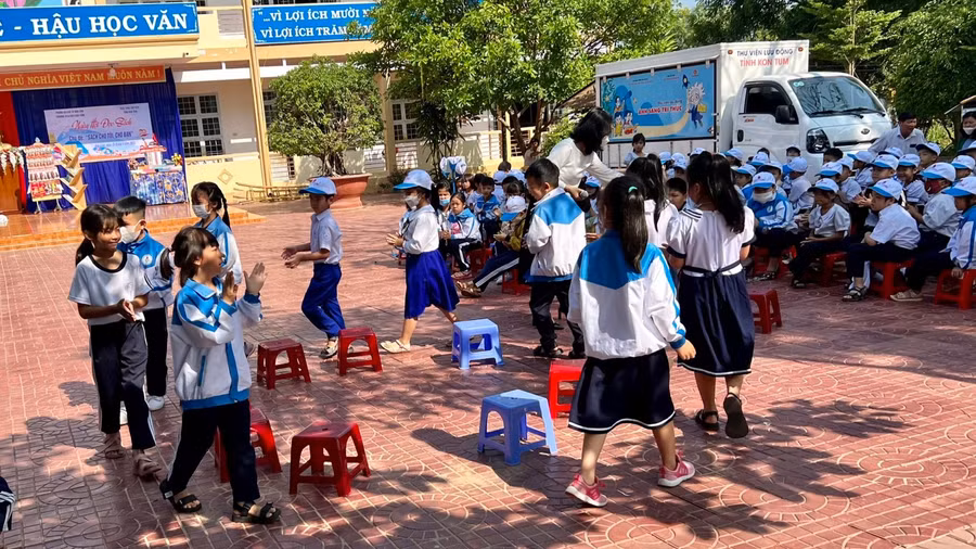 Học sinh ở các xã vùng sâu, vùng xa tham gia các trò chơi từ chuyến xe "Ánh sáng tri thức".