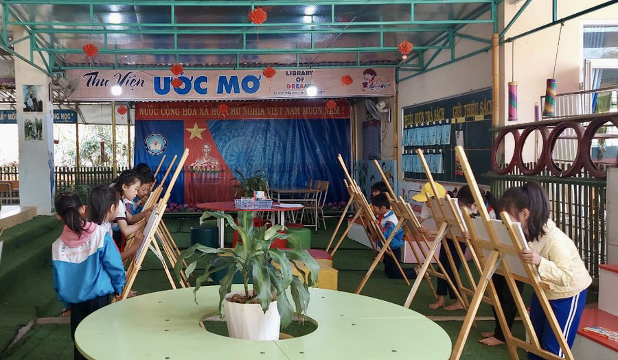 Học sinh tham gia vẽ tranh theo sách. Học sinh tham gia vẽ tranh theo sách.