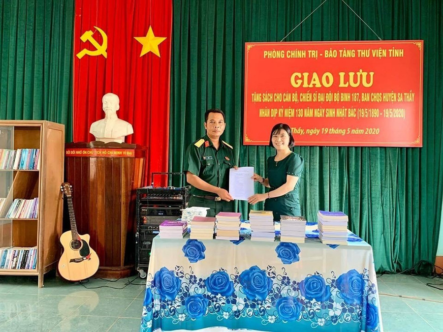 Bà Trần Thị Kim Phương, Phó Giám đốc Bảo tàng - Thư viện tỉnh Kon Tum trong chuyến giao lưu, tặng sách cho Đại đội Bộ binh 187 - Ban Chỉ huy quân sự huyện Sa Thầy. Bà Trần Thị Kim Phương, Phó Giám đốc Bảo tàng - Thư viện tỉnh Kon Tum trong chuyến giao lưu, tặng sách cho Đại đội Bộ binh 187 - Ban Chỉ huy quân sự huyện Sa Thầy.