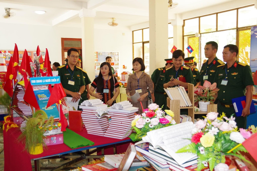 Sách, tri thức không chỉ lan toả đến người dân, học sinh mà còn được luân chuyển đến các Đồn biên phòng.