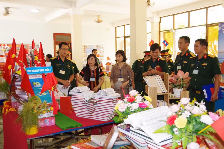 Sách, tri thức không chỉ lan toả đến người dân, học sinh mà còn được luân chuyển đến các Đồn biên phòng.