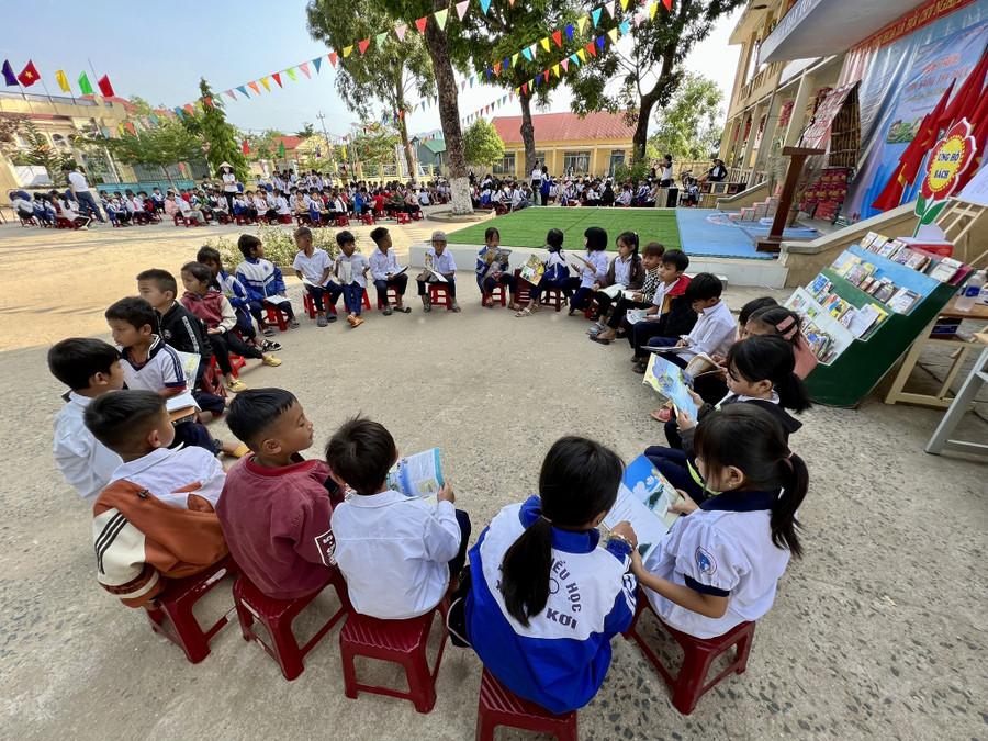Học sinh hào hứng tham gia đọc sách. Học sinh hào hứng tham gia đọc sách.