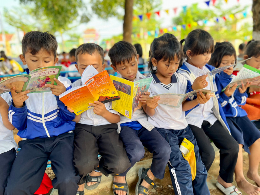 Học sinh vùng khó say mê đọc sách để trau dồi tri thức. Học sinh vùng khó say mê đọc sách để trau dồi tri thức.