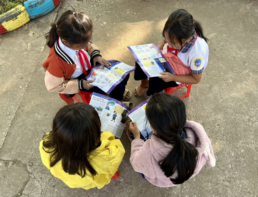 Đọc sách giúp học sinh giải trí, giảm căng thẳng sau những giờ học. Đọc sách giúp học sinh giải trí, giảm căng thẳng sau những giờ học.