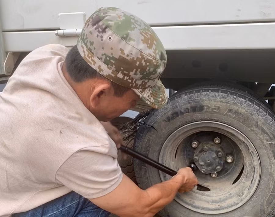 Phương tiện bị hư hỏng dọc đường, thế nhưng chuyến xe "Ánh sáng tri thức" vẫn không ngừng lăn bánh.