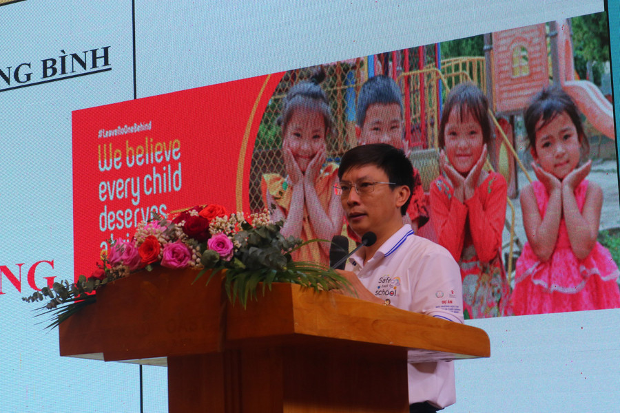 Trưởng phòng Giáo dục Mầm non - Tiểu học, Sở GD&amp;ĐT Quảng Bình trình bày kế hoạch nhân rộng mô hình trường học an toàn và chất lượng trên địa bàn.