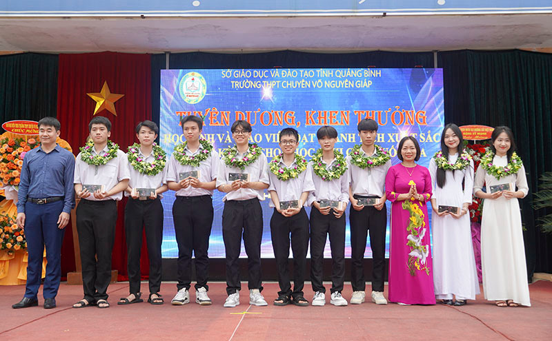 Học sinh Trường THPT chuyên Võ Nguyên Giáp đạt thành tích cao trong các kỳ thi. Ảnh: NV Học sinh Trường THPT chuyên Võ Nguyên Giáp đạt thành tích cao trong các kỳ thi. Ảnh: NV