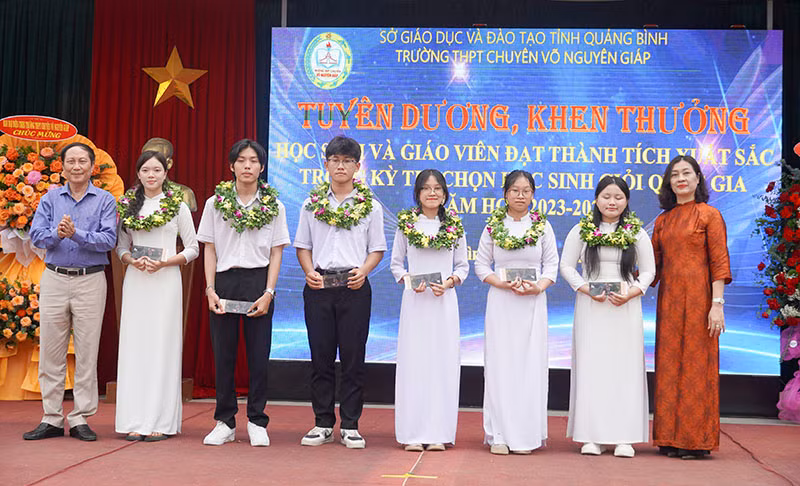 Lãnh đạo nhà trường tuyên dương học sinh đạt giải quốc gia. 