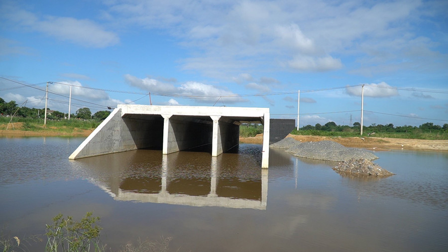 Thời điểm xảy ra tai nạn, khu vực thi công cống hộp thuộc công trình cao tốc Vạn Ninh - Cam Lộ không có rào chắn.