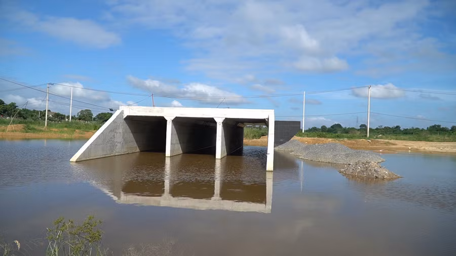 Thời điểm xảy ra tai nạn, khu vực thi công cống hộp thuộc công trình cao tốc Vạn Ninh - Cam Lộ không có rào chắn.