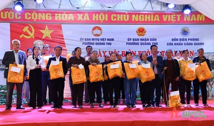 Lãnh đạo Ủy ban MTTQ Việt Nam tỉnh và Ban Dân vận Tỉnh ủy Quảng Bình trao quà tặng các gia đình khó khăn.
