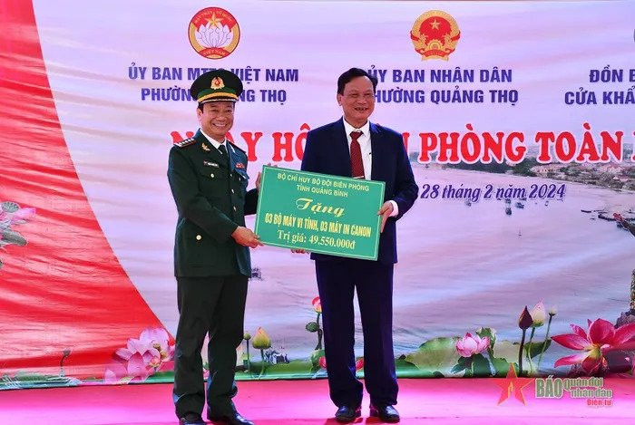 Bộ chỉ huy BĐBP tỉnh Quảng Bình trao 3 bộ máy vi tính, máy in tặng UBND phường Quảng Thọ.