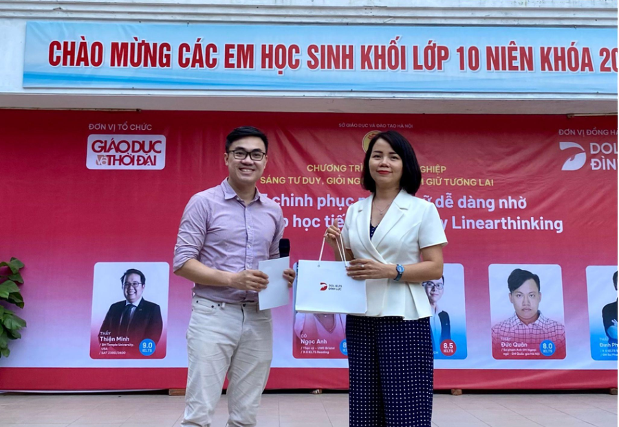 Thầy Phạm Huy Hùng gửi tặng món quà tới BGH nhà trường