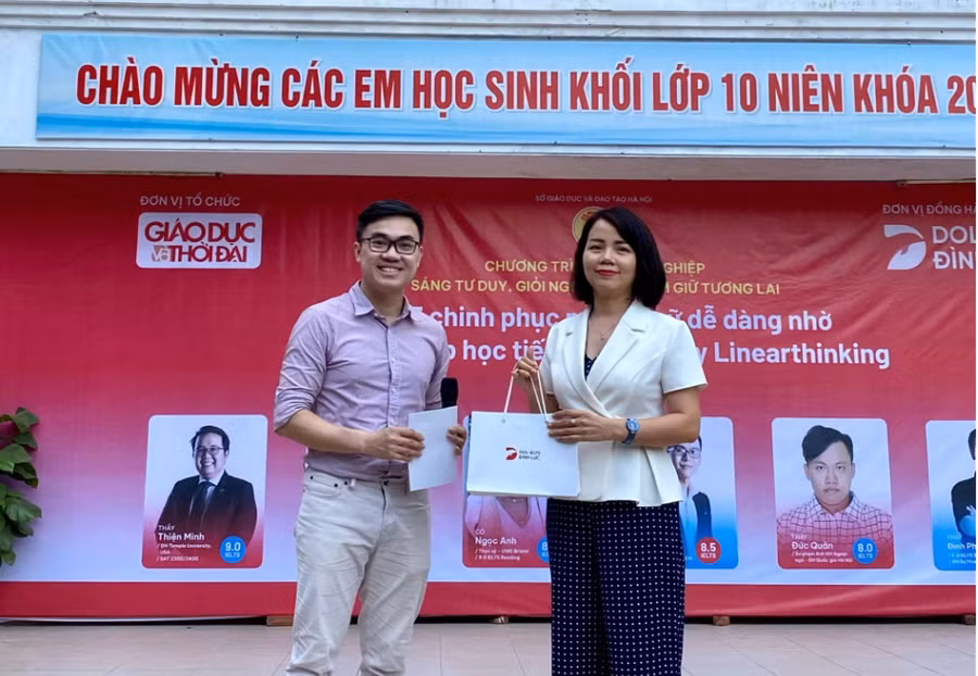 Thầy Phạm Huy Hùng gửi tặng món quà tới BGH nhà trường