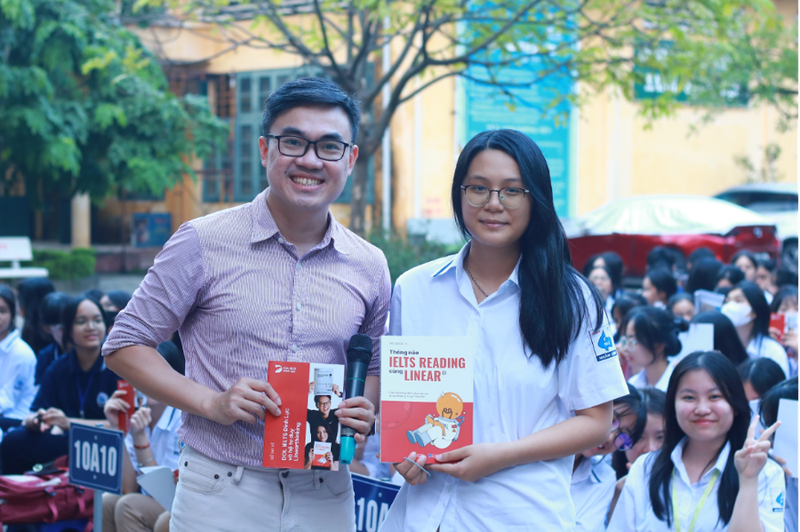 Thầy Phạm Huy Hùng tặng sách cho học sinh trả lời đúng câu hỏi về tiếng Anh.