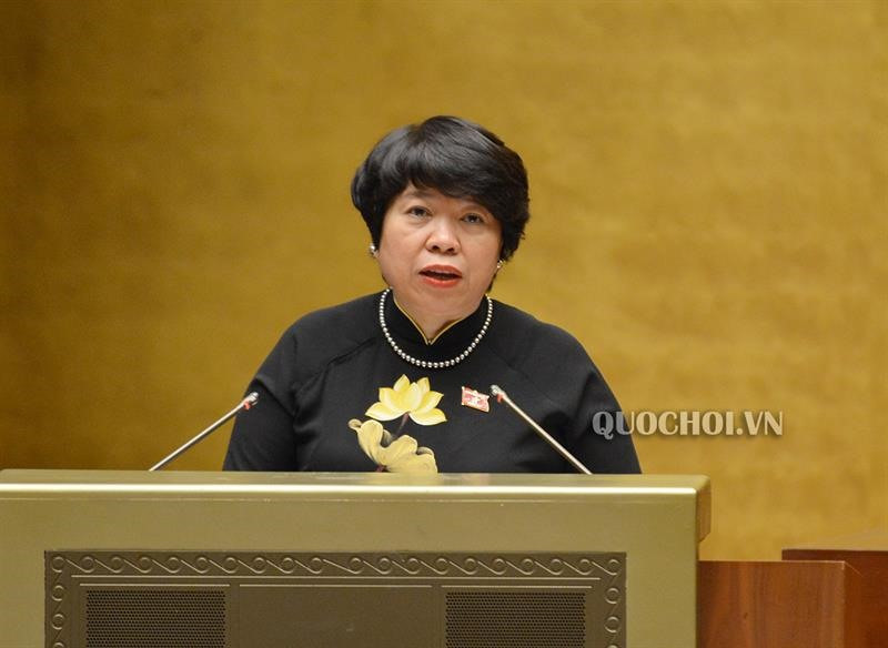 Chủ nhiệm Ủy ban Về các vấn đề xã hội Nguyễn Thúy Anh trình bày báo cáo trước Quốc hội