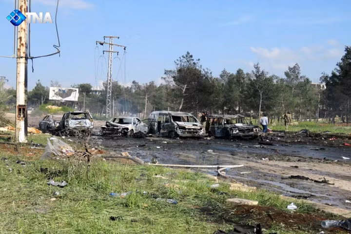 Nhân viên cứu hộ làm nhiệm vụ tại hiện trường vụ đánh bom liều chết ở al-Rashideen ngày 15/4. (Nguồn: EPA/ TTXVN)