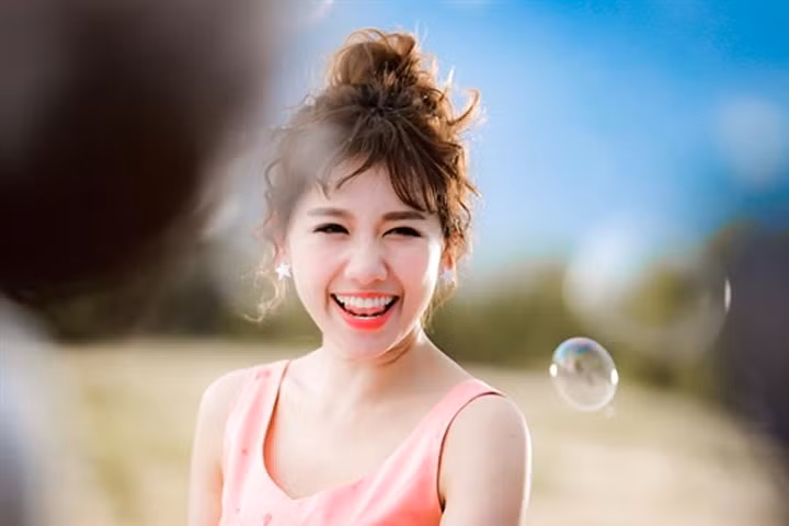 Mái tóc "lò xo" xoăn tít siêu đáng yêu giúp bạn gái thêm trẻ trung, xinh đẹp