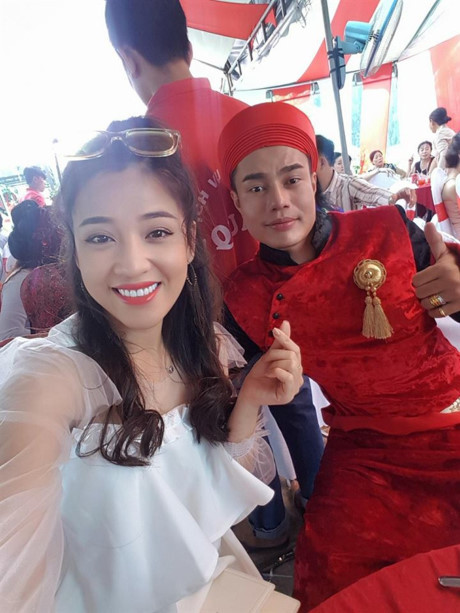 Quán quân Cười xuyên Việt Lê Dương Bảo Lâm bất ngờ đám cưới - Ảnh 7 Quan quan Cuoi xuyen Viet Le Duong Bao Lam bat ngo dam cuoi - Anh 7