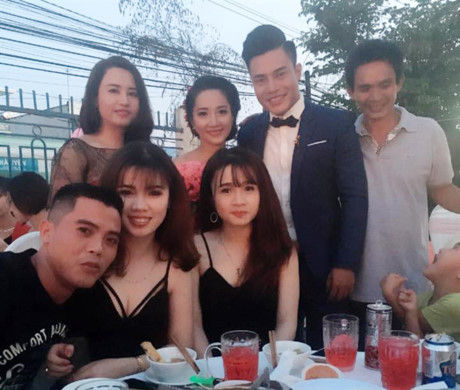 Quán quân Cười xuyên Việt Lê Dương Bảo Lâm bất ngờ đám cưới - Ảnh 10 Quan quan Cuoi xuyen Viet Le Duong Bao Lam bat ngo dam cuoi - Anh 10