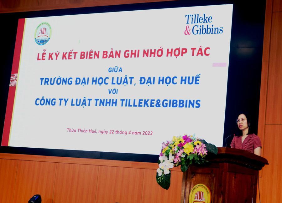 Đại diện Công ty Luật TNHH Tilleke &amp; Gibbins trao đổi về những lĩnh vực sẽ phối hợp và hợp tác với Trường ĐH Luật, ĐH Huế.