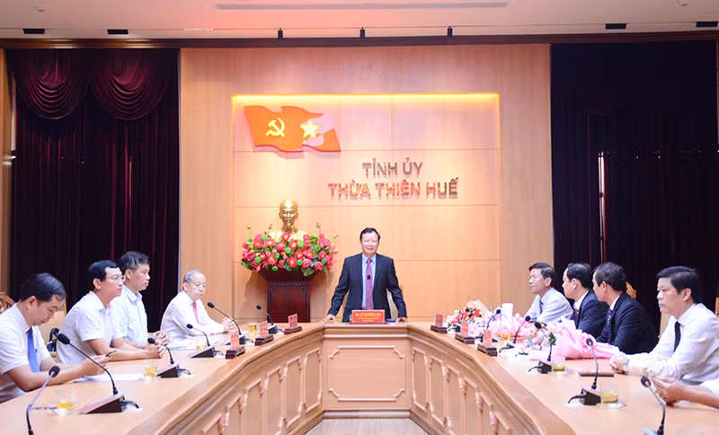 Bí thư Tỉnh ủy Thừa Thiên - Huế Lê Trường Lưu chúc mừng tại buổi lễ.