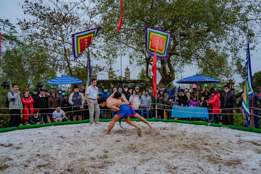 Các đô vật nam vào sới. Có hơn 100 đô vật tham gia hội vật ở 2 phần thi vật truyền thống và vật tự do. Các đô vật nam vào sới. Có hơn 100 đô vật tham gia hội vật ở 2 phần thi vật truyền thống và vật tự do.