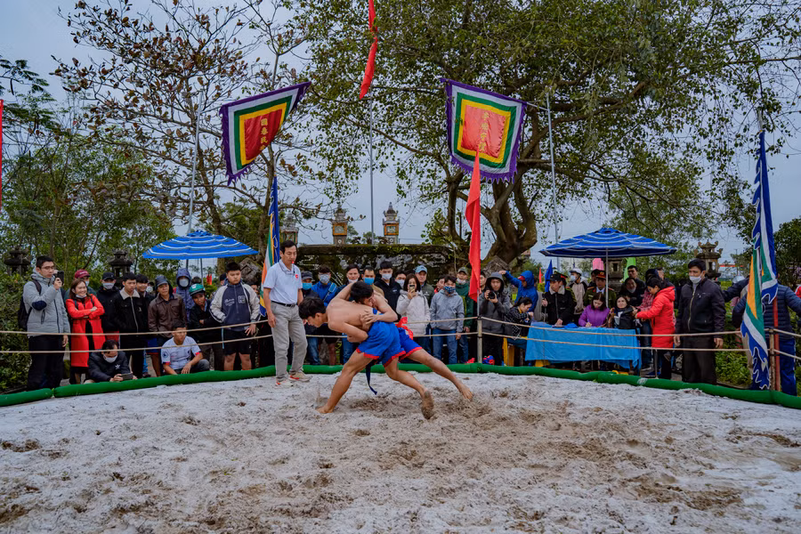 Các đô vật nam vào sới. Có hơn 100 đô vật tham gia hội vật ở 2 phần thi vật truyền thống và vật tự do.